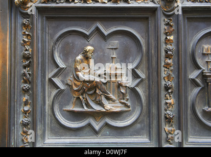 Reliefs der vergoldeter Bronze mittelalterliche Tür des Baptisteriums von Florenz, Battistero di San Giovanni Stockfoto