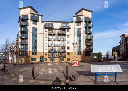 Die Handelsmarine-Denkmal am Turm Platz am Ufer von Queens Dock in Leith Docks Edinburgh Schottland Stockfoto