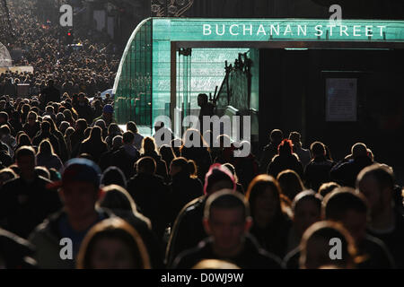 Buchanan Street, Glasgow, Schottland, Großbritannien, Samstag, 1. Dezember 2012. Weihnachtseinkäufer, die sich am ersten Dezembertag in frischer Wintersonne und Schatten entlang einer sehr belebten Buchanan Street am Eingang der U-Bahn im Stadtzentrum von Glasgow vorbeiziehen Stockfoto