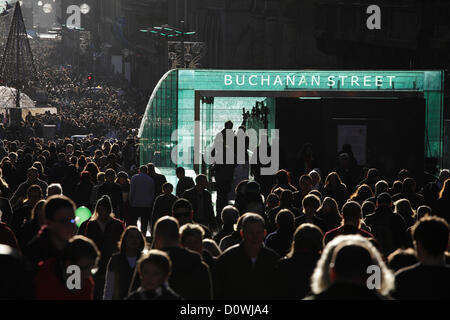 Buchanan Street, Glasgow, Schottland, Großbritannien, Samstag, 1. Dezember 2012. Weihnachtseinkäufer, die sich am ersten Dezembertag in der frischen Wintersonne entlang einer sehr belebten Buchanan Street am Eingang der U-Bahn im Stadtzentrum von Glasgow vorbeiziehen Stockfoto