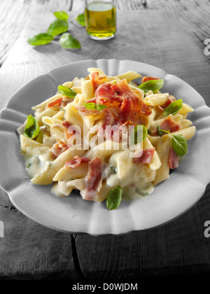 Penne & Carbonara mit Speck Stockfoto