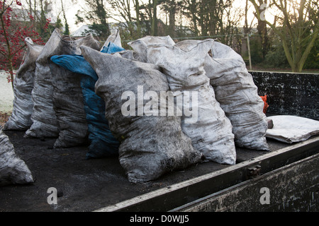 Man liefert Kohle zu einem Kunden-Haus in Lancashire. Stockfoto
