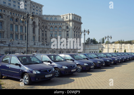 Bukarest, Rumänien, die Dacia Marke Autos geparkt vor dem Palast des Parlaments Stockfoto