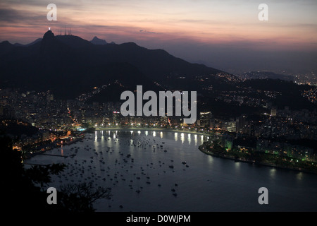 Anzeigen von Christus des Erlösers (Cristo Redentor) auf Corcovado.  Blick vom Zuckerhut (Pão de Açúcar), Rio De Janeiro, Stockfoto