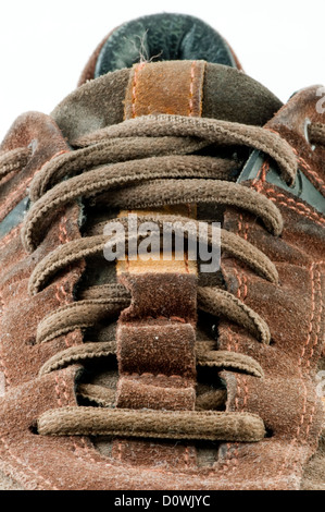 Wildleder Schuh hautnah. Schnürsenkel zu überqueren Stockfoto