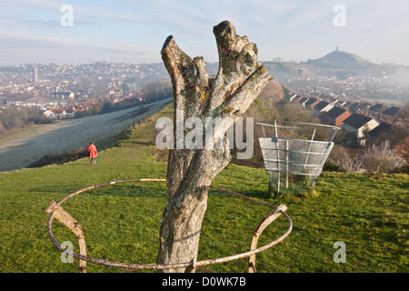 Glastonbury Tor und die Überreste der belästigten Heilige Dornenbaum, auf dem Wearyall Hill, an einem kalten frostigen nebligen Morgen. Hundebesitzer Stockfoto