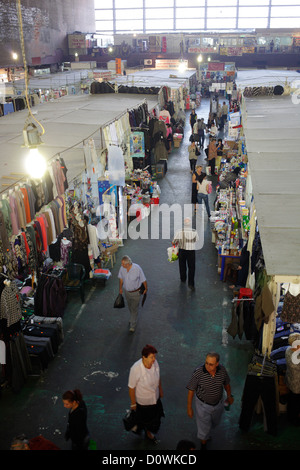 Bukarest, Rumänien, Marktstaende und Kunden in einer Markthalle am Piata Obor Stockfoto