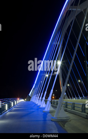 Lowry Avenue Bridge und Bürgersteig in der Nacht in Minneapolis Minnesota Stockfoto