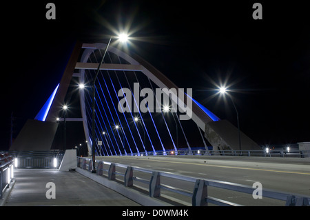 Lowry Avenue Bridge und am Straßenrand in der Nacht in Minneapolis Minnesota Stockfoto