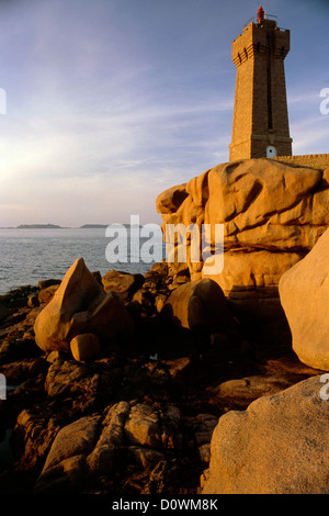 Französisch-Leuchtturm an der Rose Granit Küste, Phare du Männer Ruz Stockfoto
