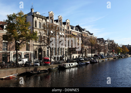Traditionelle Stadthäuser an der Keizersgracht im Zentrum von Amsterdam, Holland, Niederlande. Stockfoto