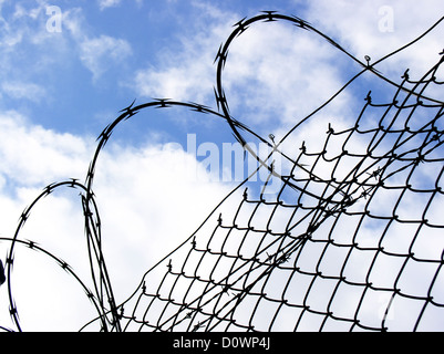 Stacheldraht gewickelt auf ein Maschendrahtzaun auf Vernon Boulevard - Long Island City, Queens, NY © Mak Stockfoto