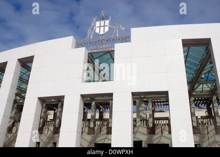 Das australische Wappen über dem Eingang zum Parlamentsgebäude, Canberra, Australien. Stockfoto