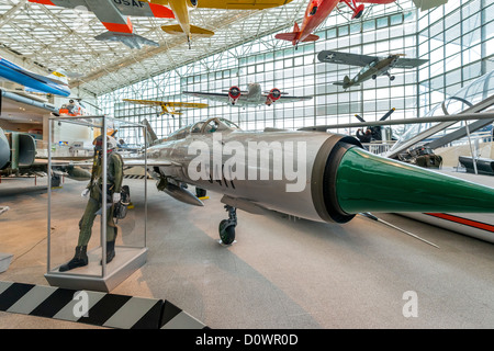 Ein Kampfflugzeug der 1967 Mikojan-Gurewitsch MiG-21 PFM, die große Galerie, Museum of Flight, Seattle, Washington, USA Stockfoto