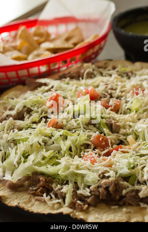 Tlayuda, mexikanisches Gericht, manchmal genannt mexikanische Pizza Stockfoto