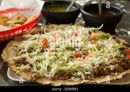 Tlayuda, mexikanisches Gericht, manchmal genannt mexikanische Pizza Stockfoto