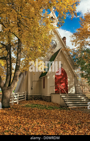 Herbstfarbe Rahmen der Himmelfahrt-Kapelle (1876) in der ländlichen Stadt Bucht und NE Oregon Union County. Stockfoto