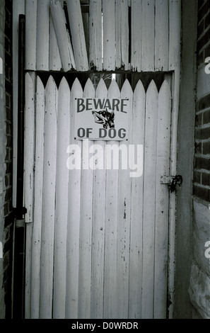 Vorsicht bei Hund Zeichen auf eine Gasse Weg Tor in Astoria, Queens, NY. © Mak Stockfoto