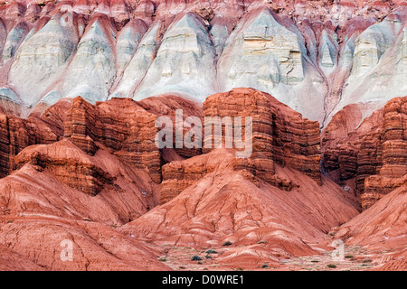 Vielfarbigen Gesteinsschichten bilden die Sandsteinwände der Capitol Reef National Park in Utah. Stockfoto