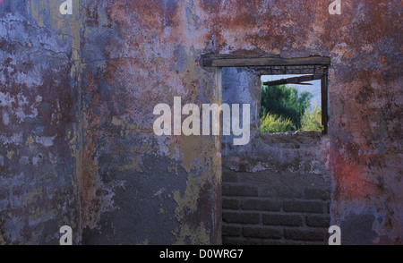 Die Baja-Wüste wird durch das Fenster eines verlassenen Hauses gesehen. Stockfoto