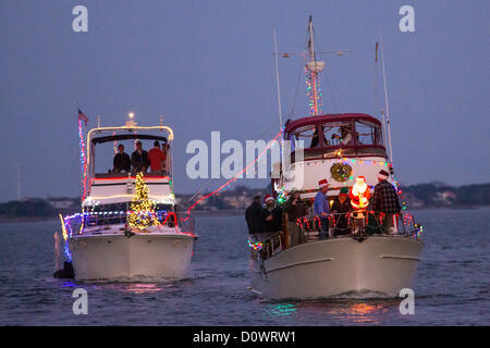 Dekorierte Boote während der jährlichen Urlaub Parade der Boote 1. Dezember 2012 in Charleston, SC. Stockfoto