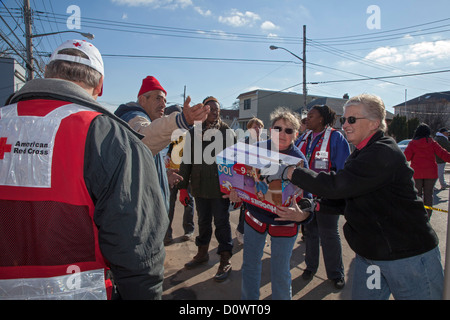 New York, NY - Freiwillige auf Staten Island helfen bei der Wiederherstellung von Hurrikan Sandy. Stockfoto