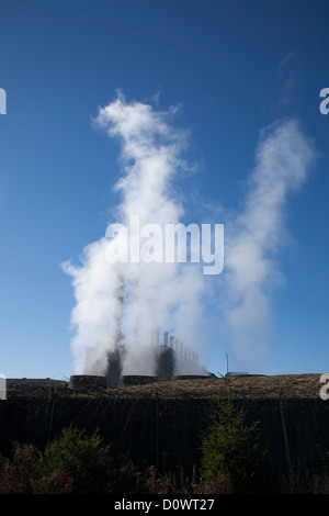 Dampf steigt von Kühltanks in einem General Electric Werk in Pittsfield, Massachusetts. Stockfoto