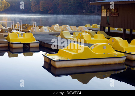 GA00196-00... Georgien - Tretboote am See Trahlyta im Vogel State Park angedockt. Stockfoto