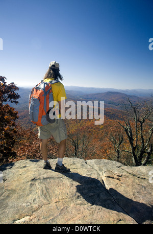 Wanderer auf dem Gipfel des Blut-Berg in der Bergwildnis Blut des Chattahoochee National Forest. Höhe 4.458 ft. Stockfoto