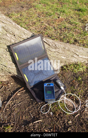 Tragbare Solarzelle zum Aufladen von mobiler Geräts Stockfoto