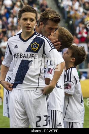 1. Dezember 2012 - Los Angeles, Kalifornien (CA, USA - Los Angeles Galaxy-Star David Beckham #23 mit seinen Söhnen Brooklyn Beckham, Beckham Romeo und Cruz Bekham vor seinem Abschied-Spiel in der Major League Soccer (MLS)-Cup-Finale im Home Depot Center am 1. Dezember 2012 in Carson, Kalifornien. Die Galaxie besiegte Houston Dynamo 3-1 um den MLS Cup-Meisterschaft zu gewinnen. Beckham verlässt das Team nach dem Spiel. Er trat der L.A. Galaxy zurück am 11. Januar 2007, als er einen 5-Jahres-Vertrag im Wert von $32 .5ÃŠmillion unterzeichnet. Er spielte in mehr als 98 Spiele während seiner sechs Saison-Zeit mit der Gala Stockfoto