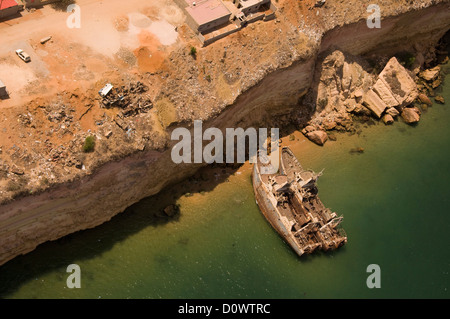 Luftaufnahme von zwei stillgelegten Schiffe strandeten unter Klippen die angolanische Küste nördlich von Luanda zu dominieren. Stockfoto