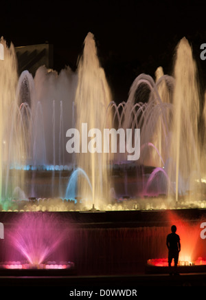 Bunte magischen Brunnen von Montjuic in Barcelona Spanien wurde 1929 Welten Ausstellung gebaut und befindet sich in der Nähe von Palau Nacional. Stockfoto