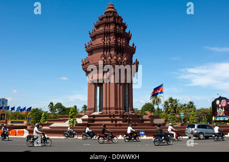 Straßenverkehr auf dem Unabhängigkeits-Denkmal im Zentrum von Phnom Penh, Kambodscha Stockfoto