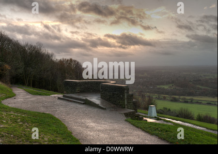 Dawn Sonnenaufgang über Surrey Landschaft schnell bewegende Wolken Reflexion über Nacht Regen auf Boden Stockfoto