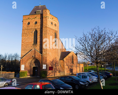 St. Columba Anglican Church in Middlesbrough gebaut 1902 in einem Wohngebiet zwischen den Parkplätzen und stark befahrenen Straßen jetzt isoliert Stockfoto