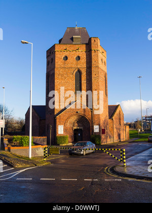 St. Columba Anglican Church in Middlesbrough gebaut 1902 in einem Wohngebiet zwischen den Parkplätzen und stark befahrenen Straßen jetzt isoliert Stockfoto