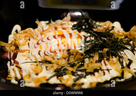 Okonomiyaki ist japanische Pizza, Japan-Küche Stockfoto