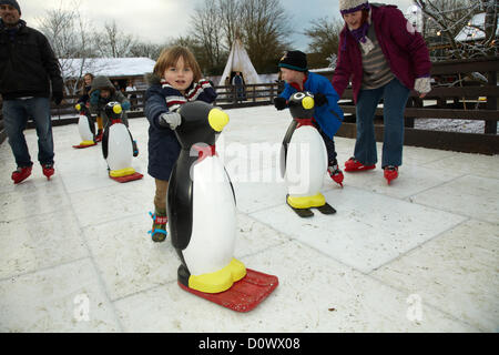 Schlittschuhlaufen auf der Freilufteisbahn im Dorf Elf. Lappland, Großbritannien, Bewl Water, Kent, 1. Dezember 2012. Stockfoto