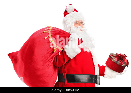 Ein Weihnachtsmann mit einer Tasche voller Geschenke auf seinem Rücken isoliert auf weißem Hintergrund Stockfoto