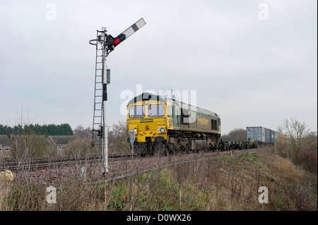 Britische Schiene Kategorie 66 66540 leitet Freightliner "Ruby" aus Whittlesey in Richtung Peterborough. Stockfoto