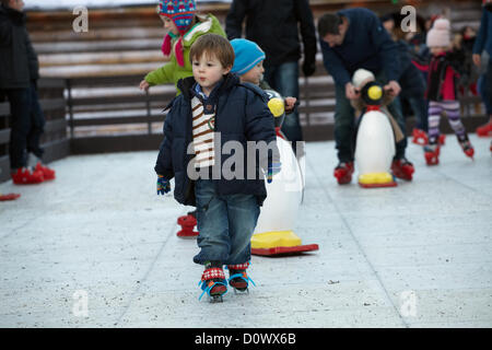 Schlittschuhlaufen auf der Freilufteisbahn im Dorf Elf. Lappland, Großbritannien, Bewl Water, Kent, 1. Dezember 2012. Stockfoto