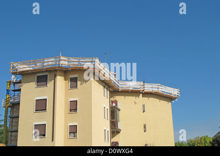 Wartung-Bau von einem Dach eines Hauses mit Schutzgeländer Stockfoto