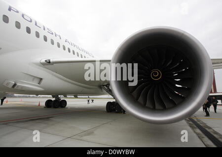 Danzig, Polen 2. Dezember 2012 erste Landung der Boeing 787-8 Dreamliner Zugehörigkeit zu PLL LOT Airlines am Lech Walesa Flughafen Danzig Bild: Dreamliner Rolls-Royce Motor Stockfoto