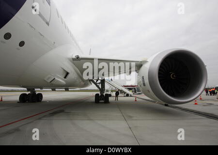 Danzig, Polen 2. Dezember 2012 erste Landung der Boeing 787-8 Dreamliner Zugehörigkeit zu PLL LOT Airlines am Lech Walesa Flughafen Danzig Bild: Dreamliner Rolls-Royce Motor Stockfoto