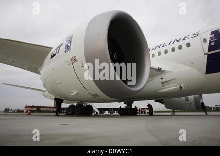 Danzig, Polen 2. Dezember 2012 erste Landung der Boeing 787-8 Dreamliner Zugehörigkeit zu PLL LOT Airlines am Lech Walesa Flughafen Danzig Bild: Dreamliner Rolls-Royce Motor Stockfoto