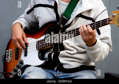 Bassist, der mit einer Band auf der E-Gitarre spielt Stockfoto