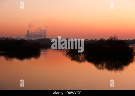 Ratcliffe auf Soar Kraftwerk in Nottinghamshire angesehen bei Sonnenuntergang über Attenborough Nature Reserve. Stockfoto