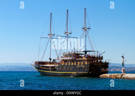 Alt antik Schiff an der Ägäis in Griechenland Stockfoto
