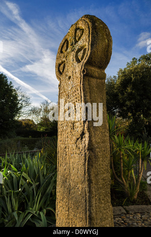 Große Granit Kreuz Cornish vom 11. Jahrhundert fand nun außen Penlee House Gallery in Penzance, Cornwall, UK. Stockfoto